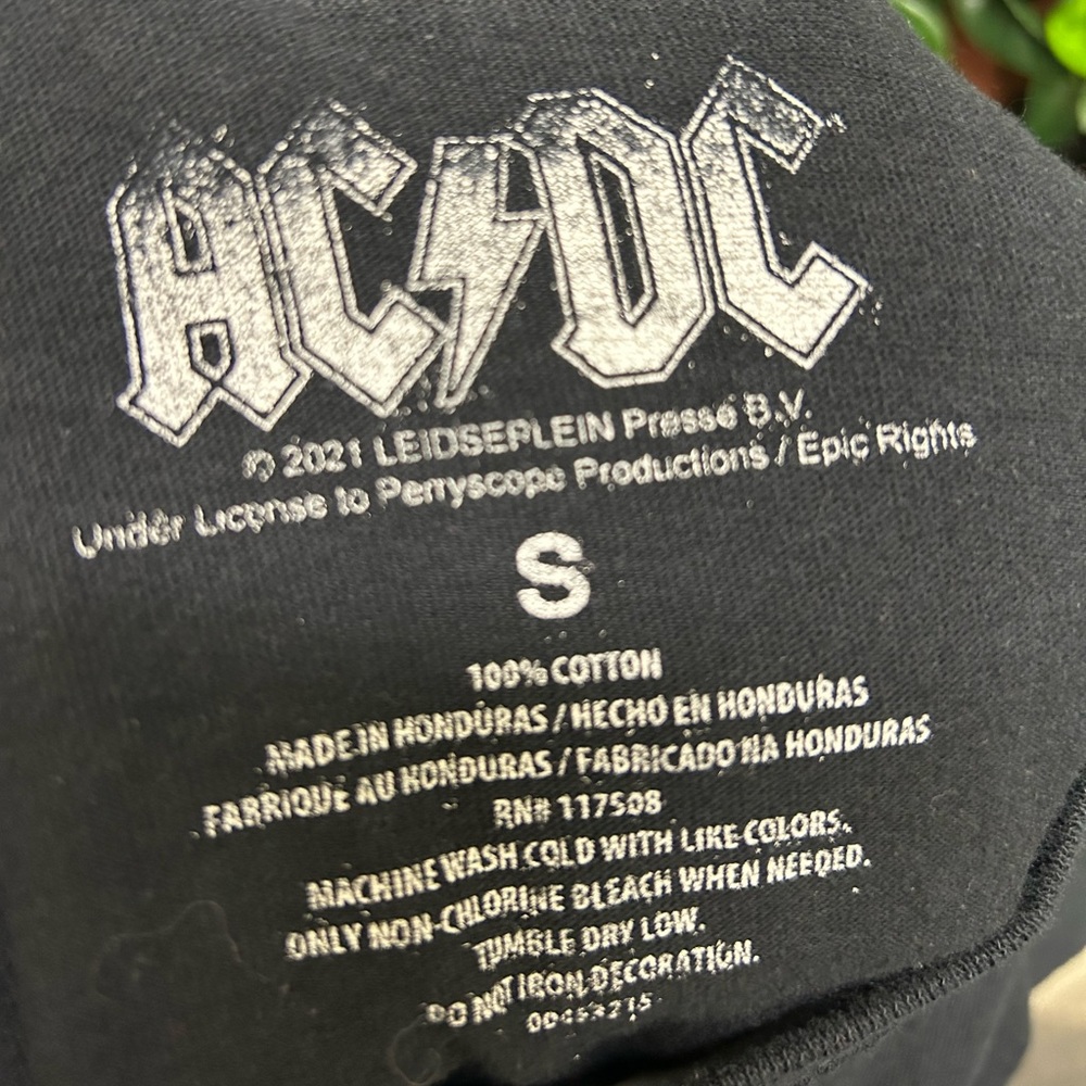 SOLD!! AC⚡️DC Highway to Hell Graphic Tee - Size S - Picture 3 of 3